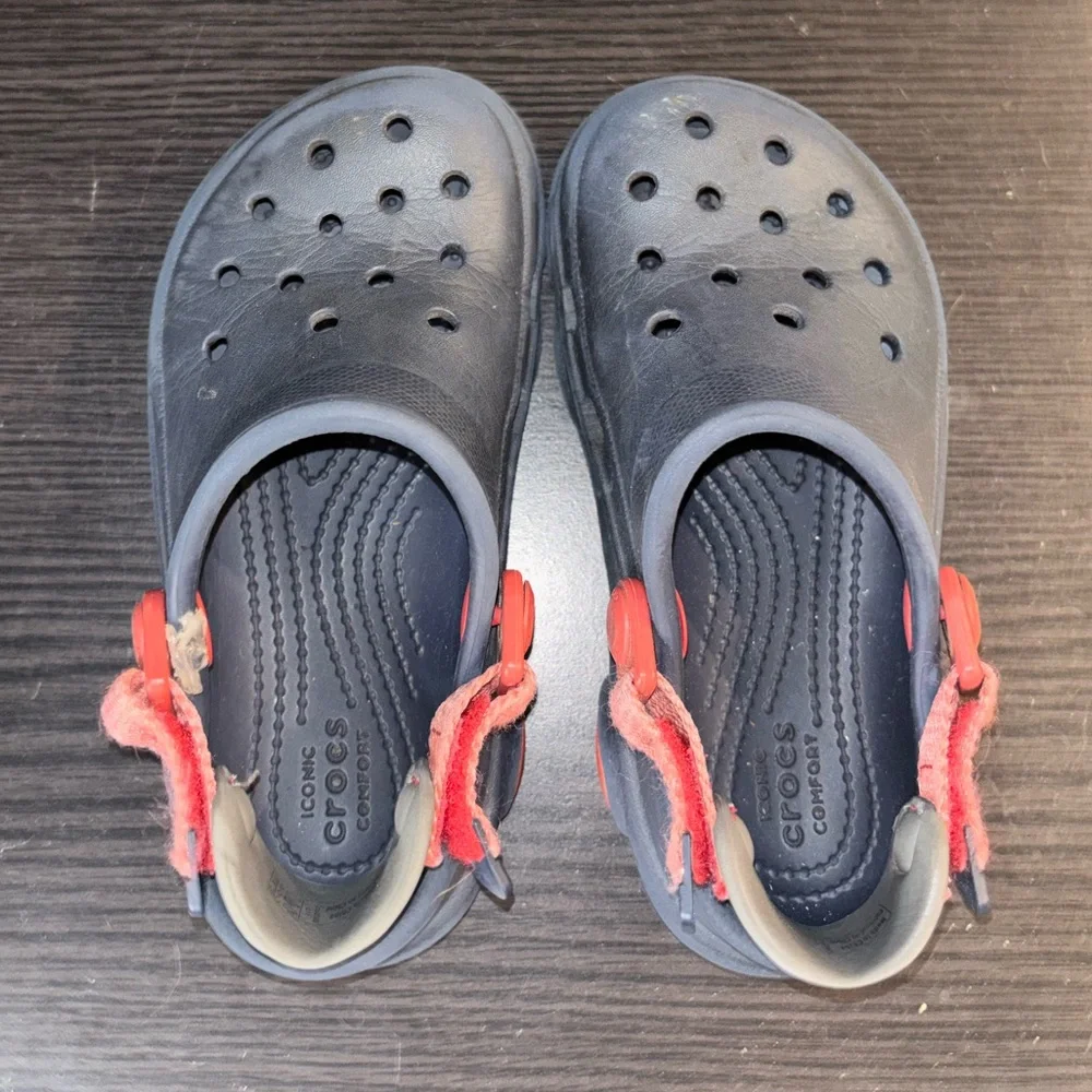 Size 11‎ CROCS Kids Navy Clogs with Red Heel Straps